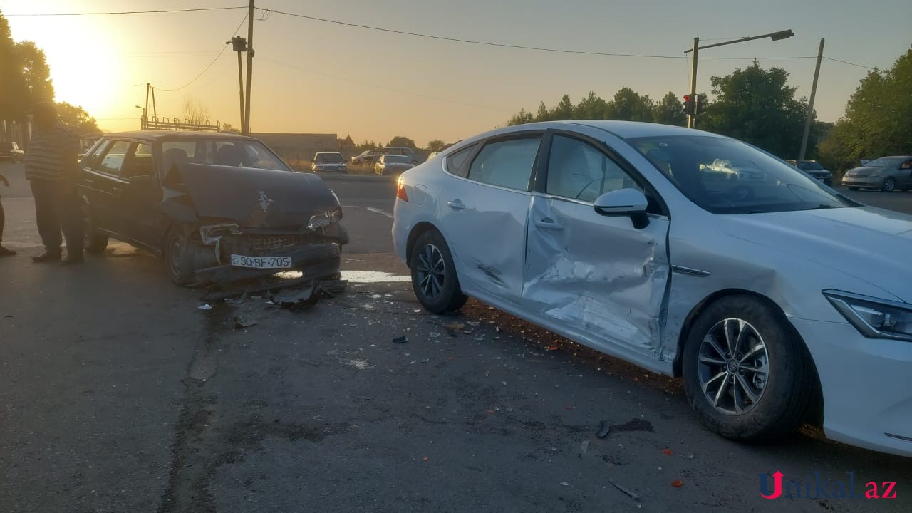 Gəncədə avtomobillər toqquşdu - Yaralılar var (FOTO)